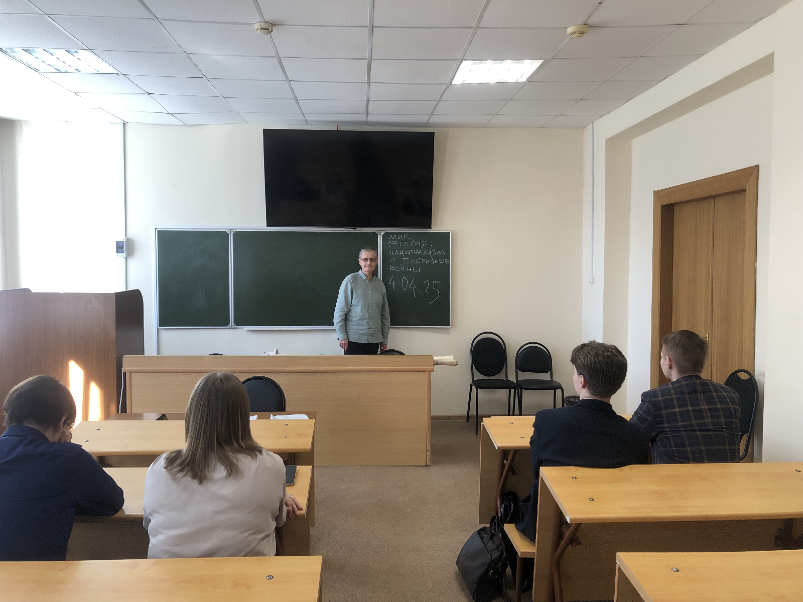 4 апреля 2025 года в рамках кураторского часа в группе 23ИПО1 проф. каф. ВИиО В.И. Шувалов в форме интерактивной лекции прочитал студентам сообщение на тему: «Мир сегодня: национализм и гибридные войны»